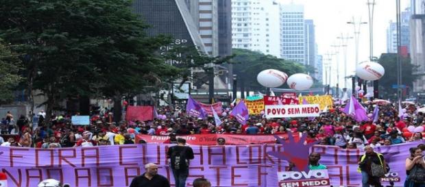 Manifestantes pedem a cabeça de Eduardo Cunha Manifestantes pedem a cabeça de Eduardo Cunha