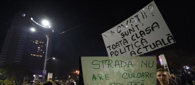 Proteste. Surse foto: epitesti.ro si protv.ro Proteste. Surse foto: epitesti.ro si protv.ro