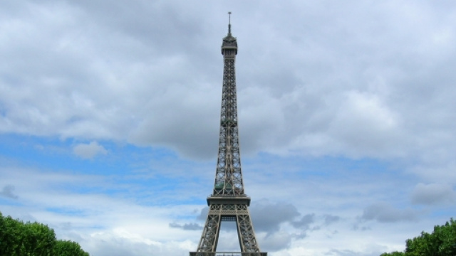 La maestosit&agrave; della Tour Effeil a Parigi