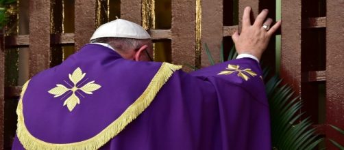 Bergoglio apre la porta santa del Giubileo.