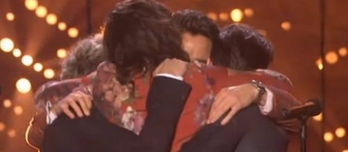 Todos se abraçaram no final do show
