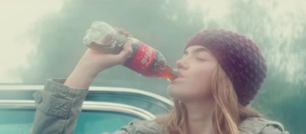 Campanha polêmica da Coca-Cola/Reprodução. Campanha polêmica da Coca-Cola/Reprodução.