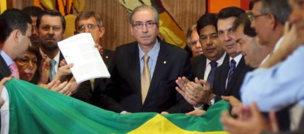 Cunha está com o futuro de Dilma em suas mãos Cunha está com o futuro de Dilma em suas mãos