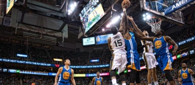 Jazz y Warriors pugnan por un rebote Jazz y Warriors pugnan por un rebote