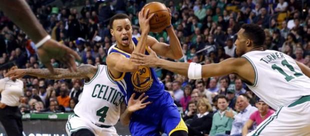 Curry trata de penetrar ante la defensa celtic Curry trata de penetrar ante la defensa celtic