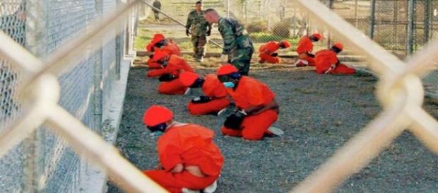 Foto che ritrae detenuti e militari in un carcere Foto che ritrae detenuti e militari in un carcere