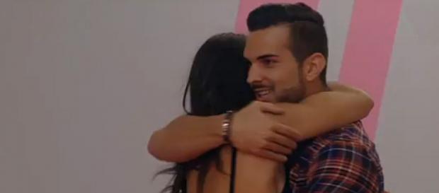 Captura de pantalla abrazo entre Raquel y Suso Captura de pantalla abrazo entre Raquel y Suso