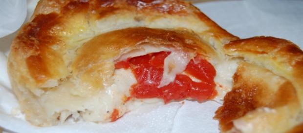 Rustico con ripieno di besciamella e fior di latte Rustico con ripieno di besciamella e fior di latte