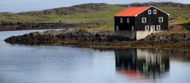 Une maison islandaise au détour d'un fjord du nord Une maison islandaise au détour d'un fjord du nord