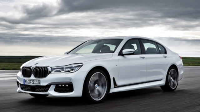 La nuova BMW X1 2016 bianca metallica