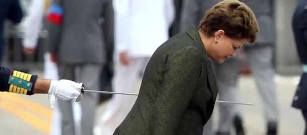 Dilma sendo "tranpassada" por espada na AMAN Dilma sendo "tranpassada" por espada na AMAN