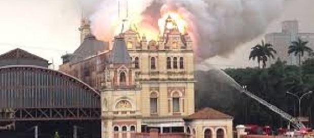 Fogo destrói Museu Língua Portuguesa Fogo destrói Museu Língua Portuguesa