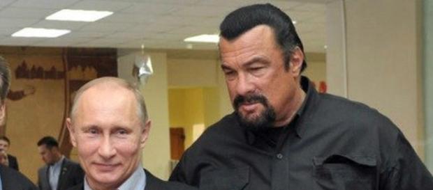 O ator Steven Seagal e o presidente Vladimir Putin O ator Steven Seagal e o presidente Vladimir Putin