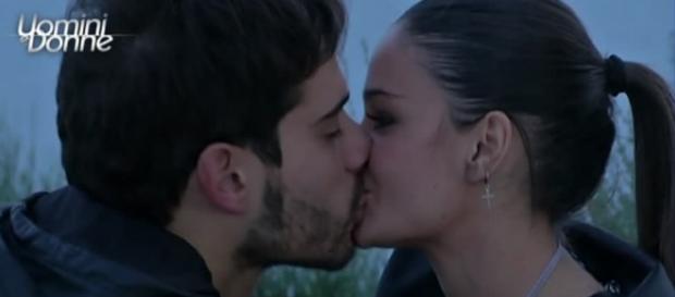 Sophia e Amedeo e la scelta (foto da witty tv). Sophia e Amedeo e la scelta (foto da witty tv).