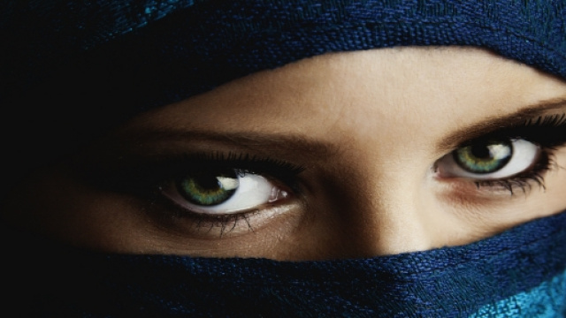 Fotografia di una bellissima donna con il velo