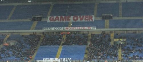 Uno dei tanti striscioni di protesta a San Siro