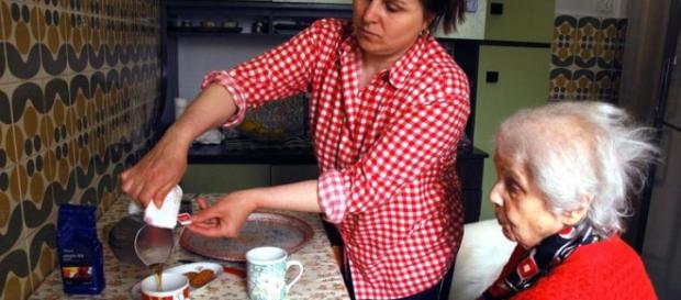 Badantele românce suportă și jigniri Badantele românce suportă și jigniri