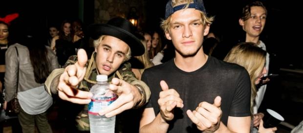 Justin Bieber durante uma noitada Justin Bieber durante uma noitada