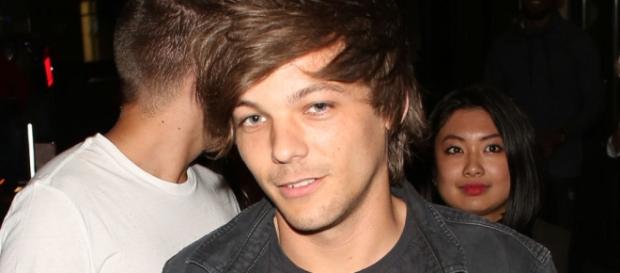 Louis Tomlinson saiu novamente com algumas fãs Louis Tomlinson saiu novamente com algumas fãs