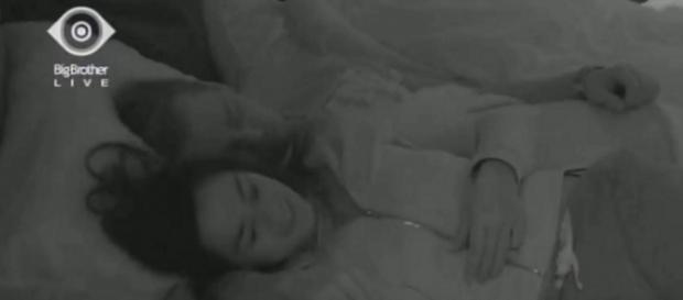 Maria legt sich zu Chris, der will schlafen Maria legt sich zu Chris, der will schlafen