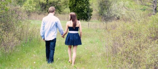 Pareja dando un paseo cogidos de la mano Pareja dando un paseo cogidos de la mano