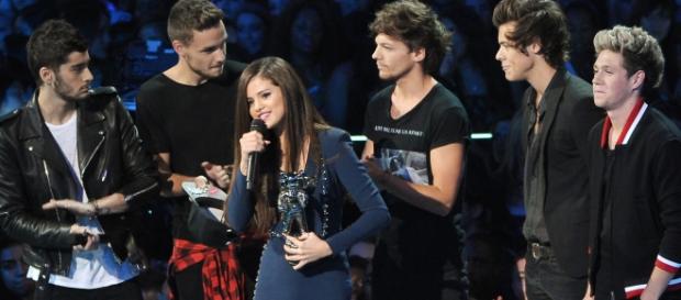 Selena Gomez apoia o One Direction Selena Gomez apoia o One Direction
