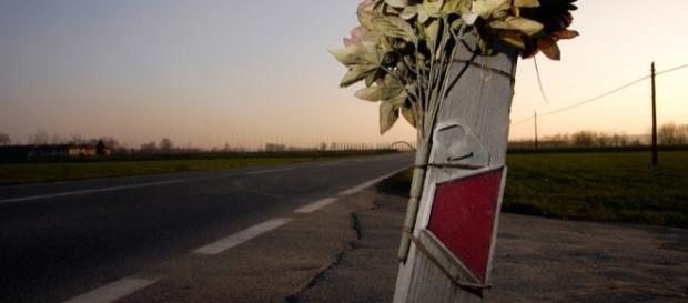 Un mazzo di fiori testimonia un tragico incidente Un mazzo di fiori testimonia un tragico incidente