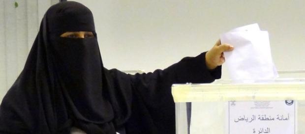 Una mujer vota en las elecciones municipales Una mujer vota en las elecciones municipales