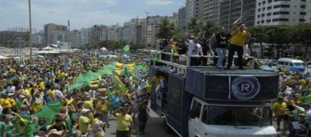 Brasileiros mais uma vez foram às ruas Brasileiros mais uma vez foram às ruas