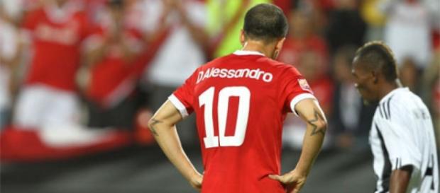 D'Alessandro abatido após a derrota para o Mazembe D'Alessandro abatido após a derrota para o Mazembe
