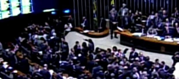 Deputados trocam "decoro" por "dê coro" Deputados trocam "decoro" por "dê coro"