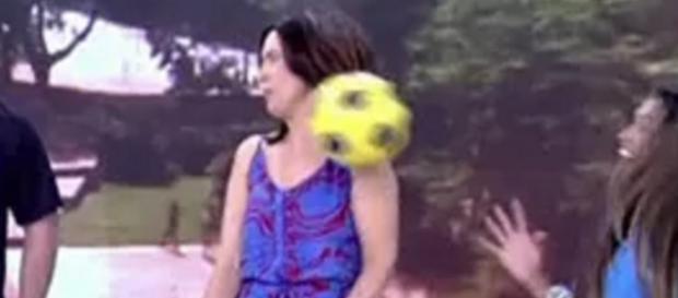 Fátima Bernardes quase cai após golpe de repórter Fátima Bernardes quase cai após golpe de repórter