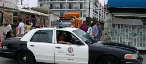 La Polizia di Los Angeles uccide un afroamericano La Polizia di Los Angeles uccide un afroamericano