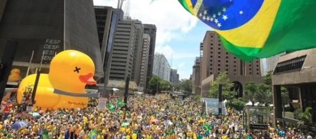 Manifestação contra o governo de Dilma Rousseff Manifestação contra o governo de Dilma Rousseff