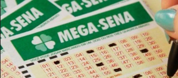 Pessoa fazendo o jogo da mega sena Pessoa fazendo o jogo da mega sena