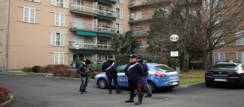 Forze dell'ordine sul luogo dell'omicidio.