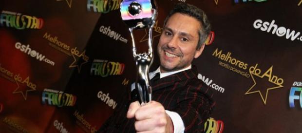 Alexandre Nero recebe prêmio de melhor do ano Alexandre Nero recebe prêmio de melhor do ano