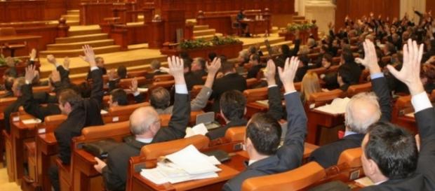Parlamentarii şi-au votat pensii speciale Parlamentarii şi-au votat pensii speciale