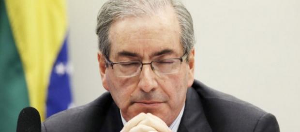 Polícia Federal 'invade' casa de Eduardo Cunha Polícia Federal 'invade' casa de Eduardo Cunha