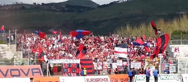 Tifosi della Casertana a sostenere la squadra Tifosi della Casertana a sostenere la squadra