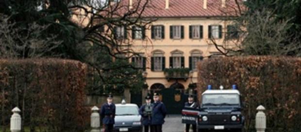 Uomo si dà fuoco fuori la residenza di Berlusconi Uomo si dà fuoco fuori la residenza di Berlusconi