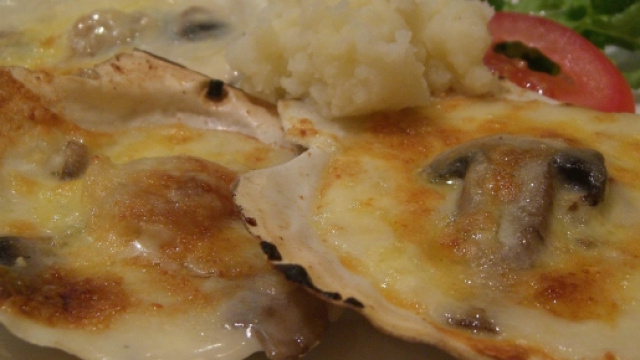 Antipasto di capesante al formaggio e vino bianco