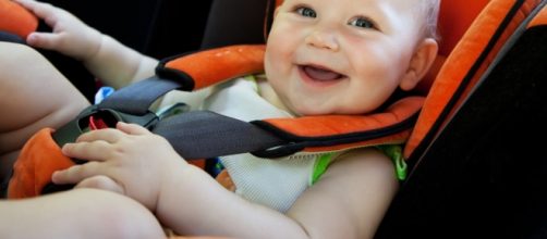 Bambino in un seggiolino per auto