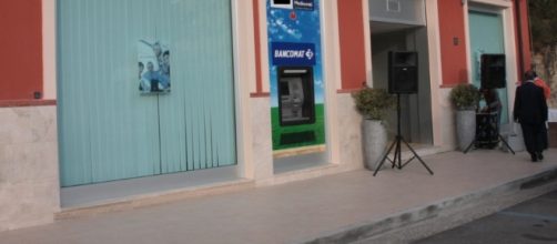 Lo sportello bancomat di una filiale