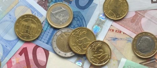 Un'immagine di banconote e monete in euro