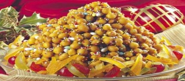 Gli struffoli, il dolce natalizio della Campania Gli struffoli, il dolce natalizio della Campania
