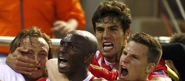 M´bia y Fazio celebrando un gol M´bia y Fazio celebrando un gol