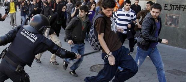 Policía nacional agrediendo a un estudiante Policía nacional agrediendo a un estudiante