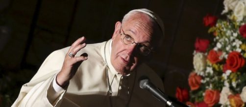 Papa Francesco durante un'omelia (LaPresse)