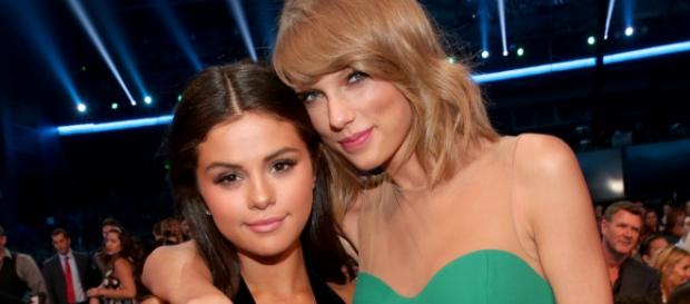 As duas cantoras são grandes amigas As duas cantoras são grandes amigas